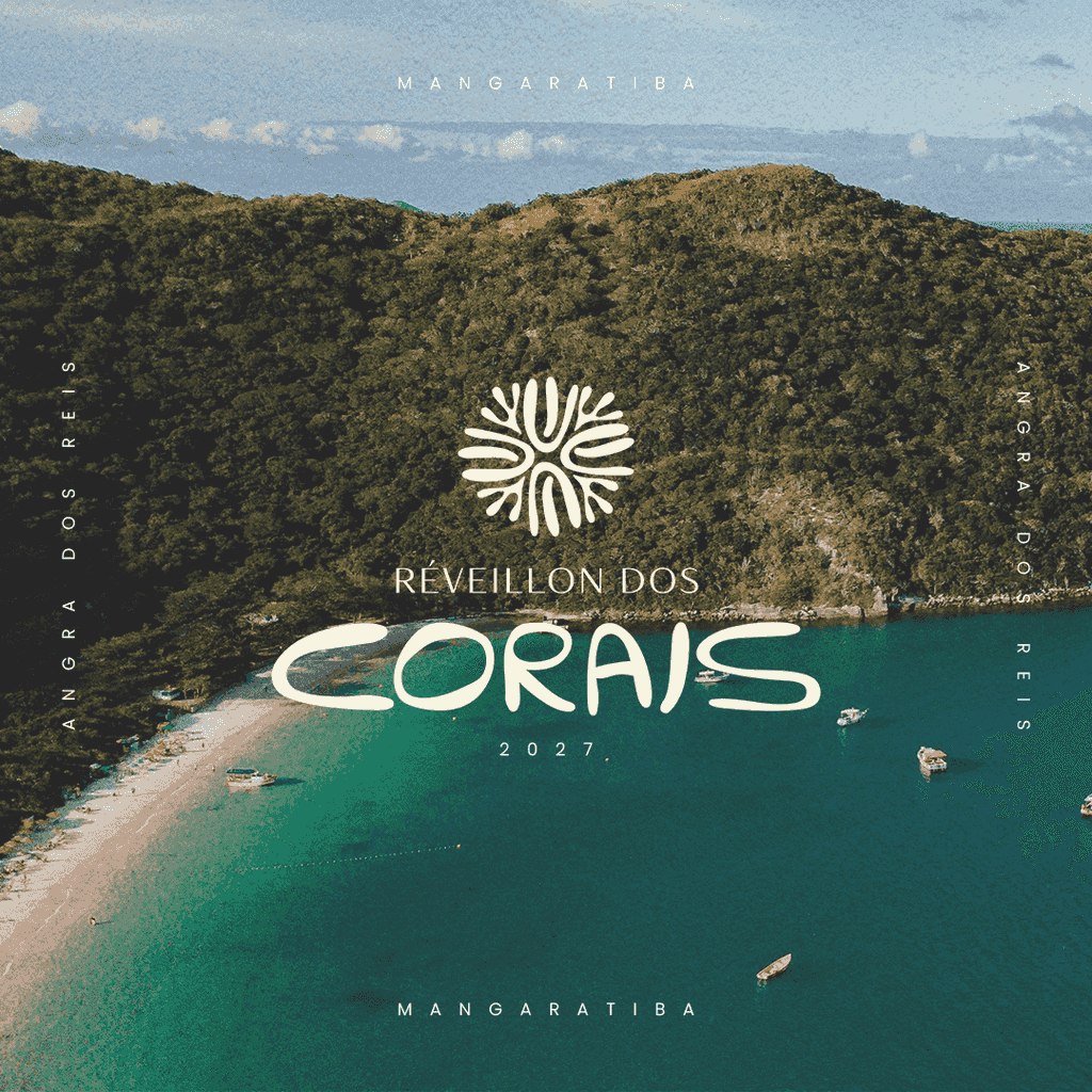Público comemorando a festa de Réveillon na praia